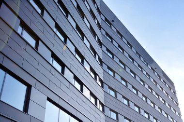 Koyu gri cepheli modern bir binanın düz bir cephesi. Koyu gri metalik panel cephesi. Modern mimari ayrıntılar. 