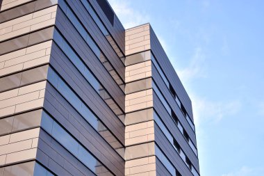 Koyu gri cepheli modern bir binanın düz bir cephesi. Koyu gri metalik panel cephesi. Modern mimari ayrıntılar. 