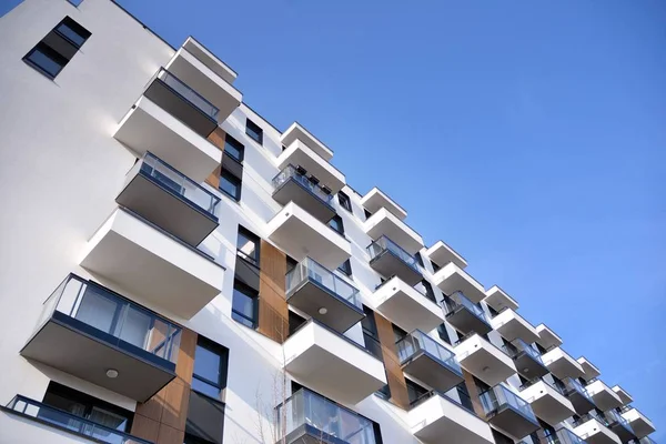 Modernes Und Neues Mehrfamilienhaus Geschossiges Modernes Neues Und Stilvolles Wohnhaus — Stockfoto