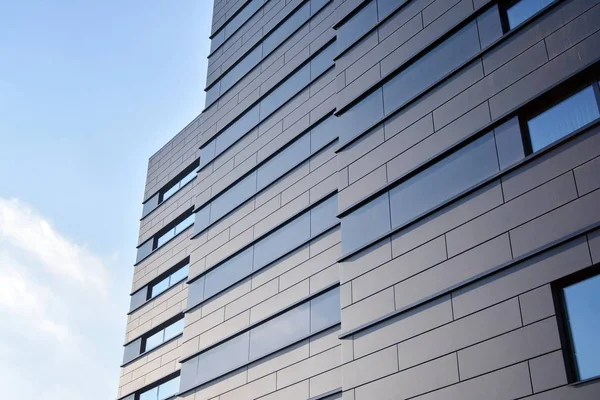 Θέα Ευθεία Πρόσοψη Σύγχρονου Κτιρίου Σκούρα Γκρι Πρόσοψη Σκούρο Γκρι — Φωτογραφία Αρχείου