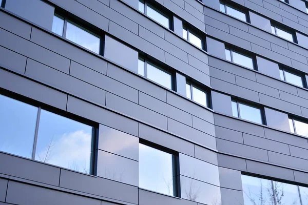 Vista Para Uma Fachada Recta Edifício Moderno Com Uma Fachada — Fotografia de Stock