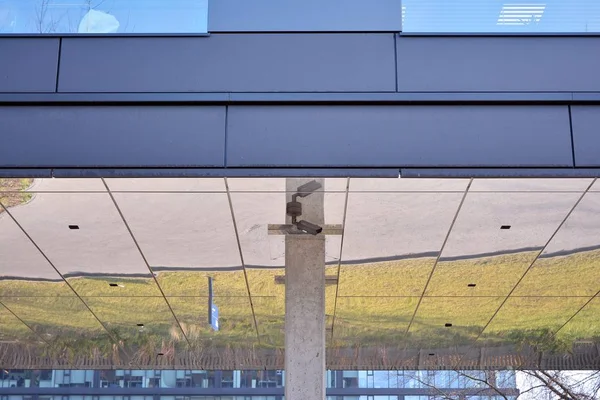 Vista Para Uma Fachada Recta Edifício Moderno Com Uma Fachada — Fotografia de Stock