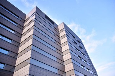 Koyu gri cepheli modern bir binanın düz bir cephesi. Koyu gri metalik panel cephesi. Modern mimari ayrıntılar. 