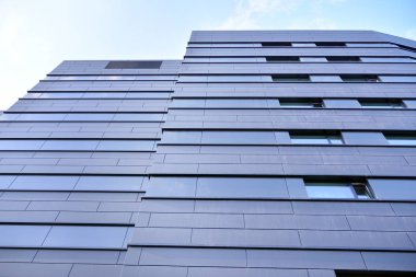 Koyu gri cepheli modern bir binanın düz bir cephesi. Koyu gri metalik panel cephesi. Modern mimari ayrıntılar. 