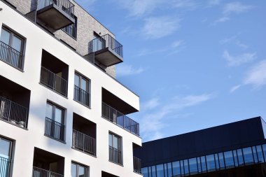 Modern ve yeni apartman. Çok katlı, modern, yeni ve şık apartmanlar.. 