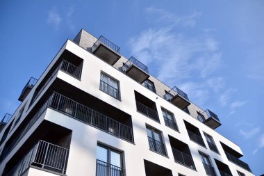 Modern ve yeni apartman. Çok katlı, modern, yeni ve şık apartmanlar.. 