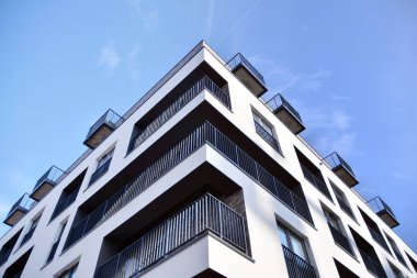 Modern ve yeni apartman. Çok katlı, modern, yeni ve şık apartmanlar.. 