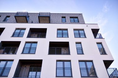 Modern ve yeni apartman. Çok katlı, modern, yeni ve şık apartmanlar.. 