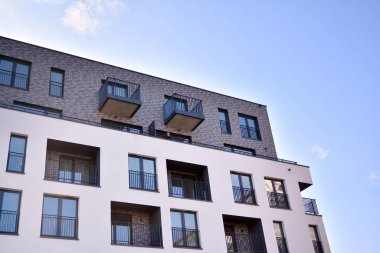 Modern ve yeni apartman. Çok katlı, modern, yeni ve şık apartmanlar.. 