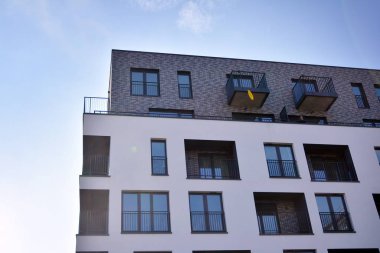 Modern ve yeni apartman. Çok katlı, modern, yeni ve şık apartmanlar.. 