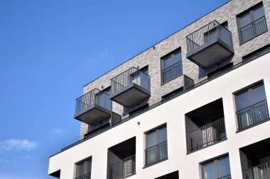 Modern ve yeni apartman. Çok katlı, modern, yeni ve şık apartmanlar.. 