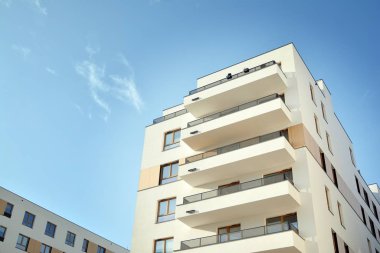Modern ve yeni apartman. Çok katlı, modern, yeni ve şık apartmanlar.. 