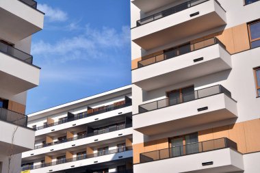 Modern ve yeni apartman. Çok katlı, modern, yeni ve şık apartmanlar.. 