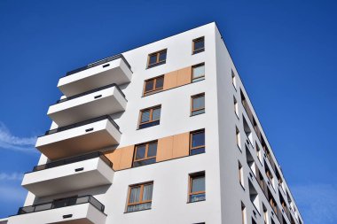 Modern ve yeni apartman. Çok katlı, modern, yeni ve şık apartmanlar.. 