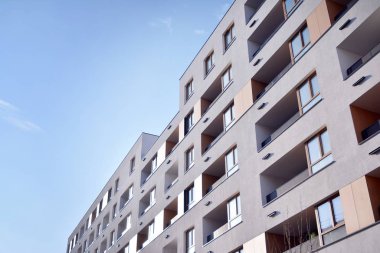 Modern ve yeni apartman. Çok katlı, modern, yeni ve şık apartmanlar.. 