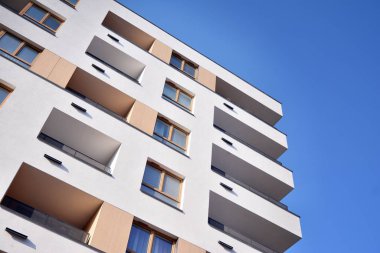 Modern ve yeni apartman. Çok katlı, modern, yeni ve şık apartmanlar.. 