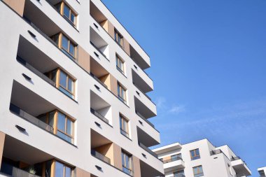 Modern ve yeni apartman. Çok katlı, modern, yeni ve şık apartmanlar.. 