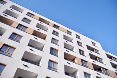 Modern ve yeni apartman. Çok katlı, modern, yeni ve şık apartmanlar.. 