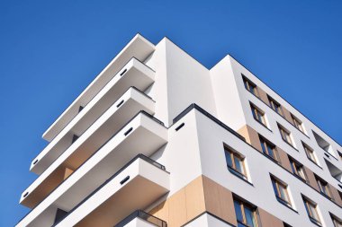 Modern ve yeni apartman. Çok katlı, modern, yeni ve şık apartmanlar.. 