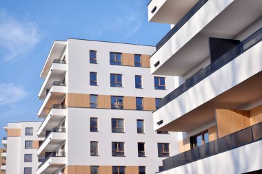 Modern ve yeni apartman. Çok katlı, modern, yeni ve şık apartmanlar.. 