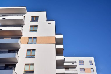 Modern ve yeni apartman. Çok katlı, modern, yeni ve şık apartmanlar.. 