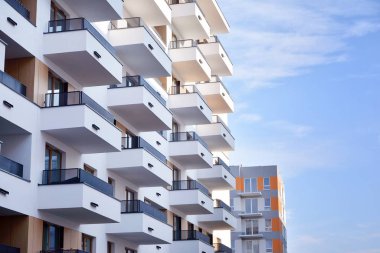 Modern ve yeni apartman. Çok katlı, modern, yeni ve şık apartmanlar.. 