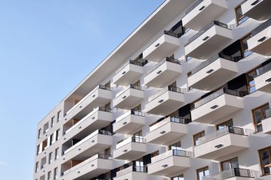 Modern ve yeni apartman. Çok katlı, modern, yeni ve şık apartmanlar.. 