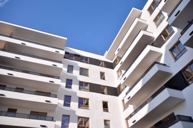 Modern ve yeni apartman. Çok katlı, modern, yeni ve şık apartmanlar.. 