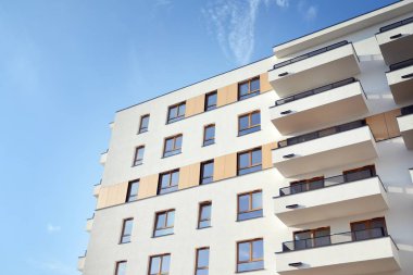 Modern ve yeni apartman. Çok katlı, modern, yeni ve şık apartmanlar.. 