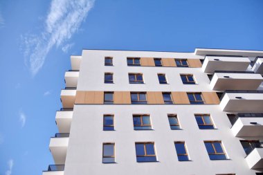 Modern ve yeni apartman. Çok katlı, modern, yeni ve şık apartmanlar.. 