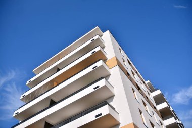 Modern ve yeni apartman. Çok katlı, modern, yeni ve şık apartmanlar.. 