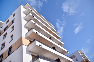 Modern ve yeni apartman. Çok katlı, modern, yeni ve şık apartmanlar.. 