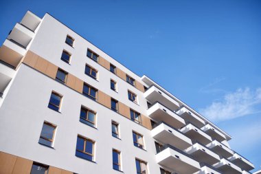 Modern ve yeni apartman. Çok katlı, modern, yeni ve şık apartmanlar.. 