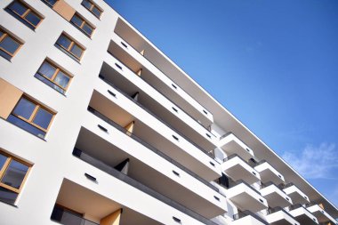 Modern ve yeni apartman. Çok katlı, modern, yeni ve şık apartmanlar.. 