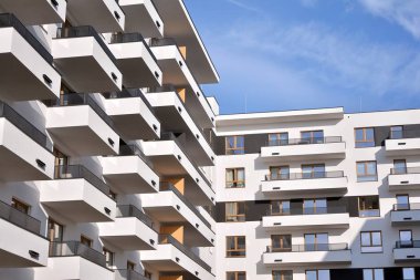 Modern ve yeni apartman. Çok katlı, modern, yeni ve şık apartmanlar.. 