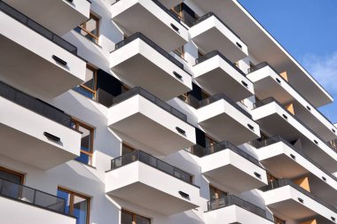 Modern ve yeni apartman. Çok katlı, modern, yeni ve şık apartmanlar.. 