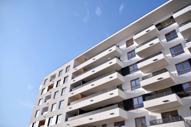 Modern ve yeni apartman. Çok katlı, modern, yeni ve şık apartmanlar.. 