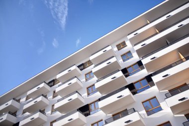 Modern ve yeni apartman. Çok katlı, modern, yeni ve şık apartmanlar.. 