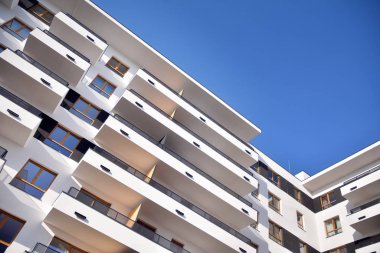 Modern ve yeni apartman. Çok katlı, modern, yeni ve şık apartmanlar.. 