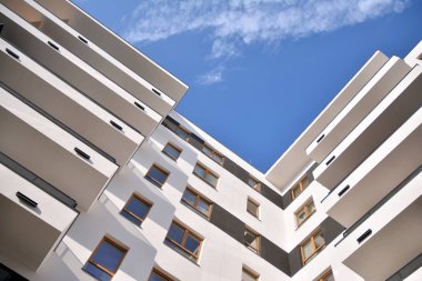 Modern ve yeni apartman. Çok katlı, modern, yeni ve şık apartmanlar.. 