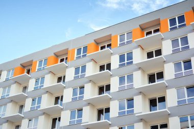 Modern ve yeni apartman. Çok katlı, modern, yeni ve şık apartmanlar.. 