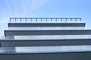 Modern ve yeni apartman. Çok katlı, modern, yeni ve şık apartmanlar.. 