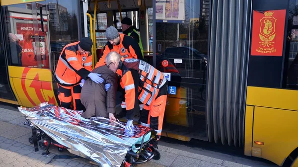 ポーランドのワルシャワ 2020年1月24日トラムでの事故被害者を救急車で搬送 — ストック写真