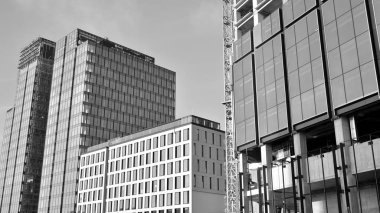 Bina yapım aşamasında. Siyah ve beyaz