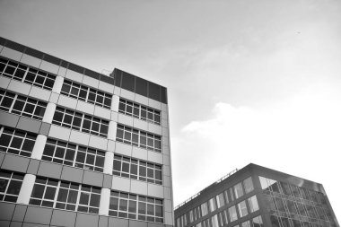 Yüksek kontrastlı siyah ve beyaz tonlu soyut modern mimari. Cam pencerede geometrinin mimarisi - monokrom.