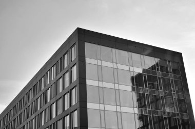 Yüksek kontrastlı siyah ve beyaz tonlu soyut modern mimari. Cam pencerede geometrinin mimarisi - monokrom.