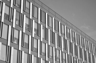 Yüksek kontrastlı siyah ve beyaz tonlu soyut modern mimari. Cam pencerede geometrinin mimarisi - monokrom.