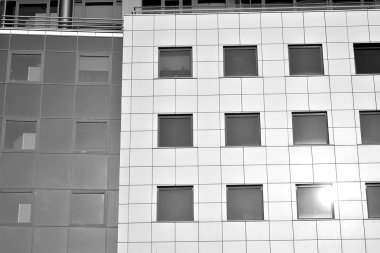 Yüksek kontrastlı siyah ve beyaz tonlu soyut modern mimari. Cam pencerede geometrinin mimarisi - monokrom.