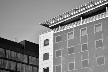 Yüksek kontrastlı siyah ve beyaz tonlu soyut modern mimari. Cam pencerede geometrinin mimarisi - monokrom.