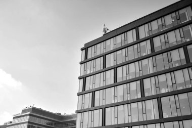 Yüksek kontrastlı siyah ve beyaz tonlu soyut modern mimari. Cam pencerede geometrinin mimarisi - monokrom.